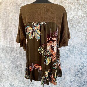 🪩 Umgee NWT Olive Floral Fall Top - M